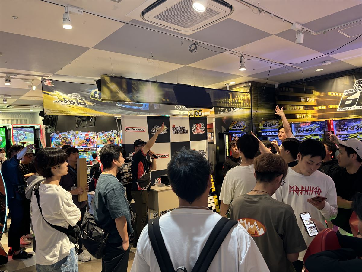 店の天井からぶら下がっている多数の人たち